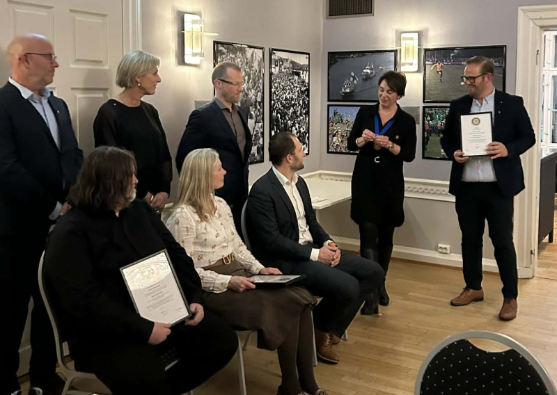 Fire nye medlemmer ønskes velkommen i Mandal Rotaryklubb